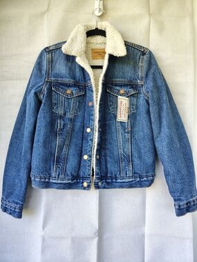 NWT Levis Strauss Signature Denim Sherpa-Lined Jacket in Medium Blue Size Small